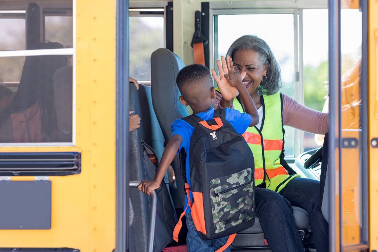 Une image d’un chauffeur d’autobus au service du public.